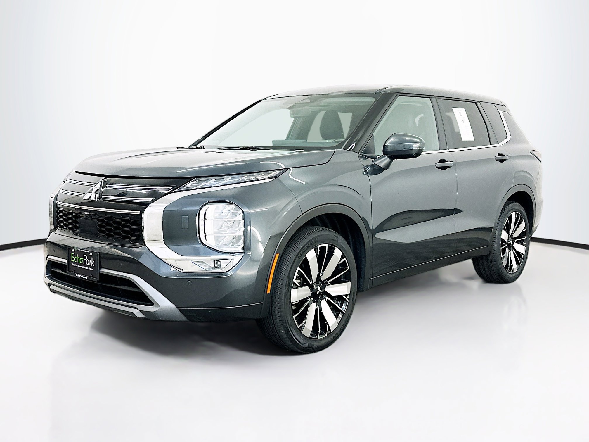 Used 2025 Mitsubishi Outlander SE image 3