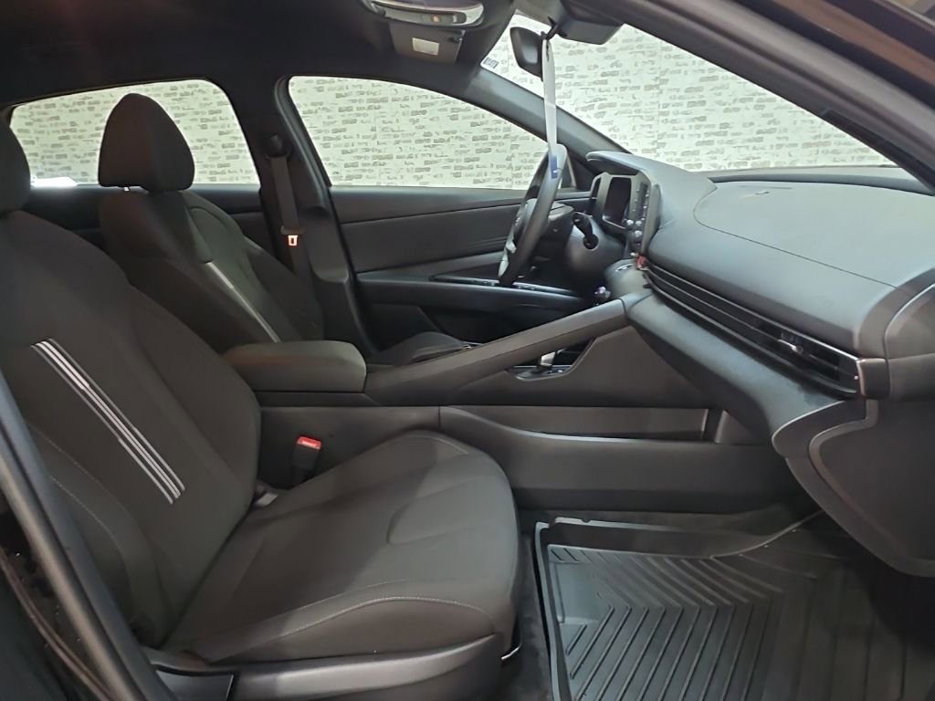 Certified 2025 Hyundai Elantra Sport image 24