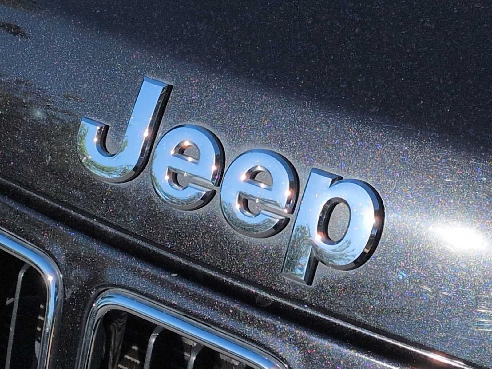 Used 2014 Jeep Grand Cherokee Laredo w/ 18" Wheel & 8.4" Radio Group RWD image 12