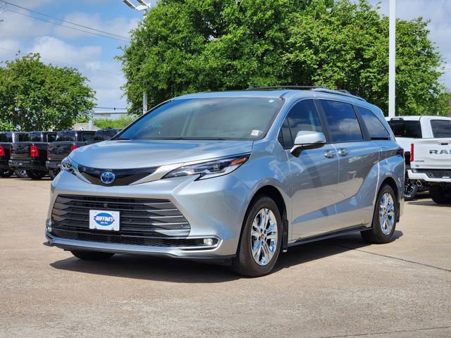 Used 2023 Toyota Sienna Platinum AWD/4WD image 3