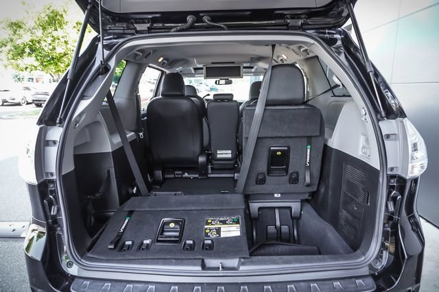 Used 2020 Toyota Sienna SE Premium FWD image 23
