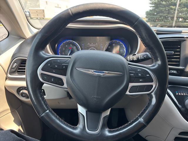 Used 2019 Chrysler Pacifica Touring-L FWD image 16