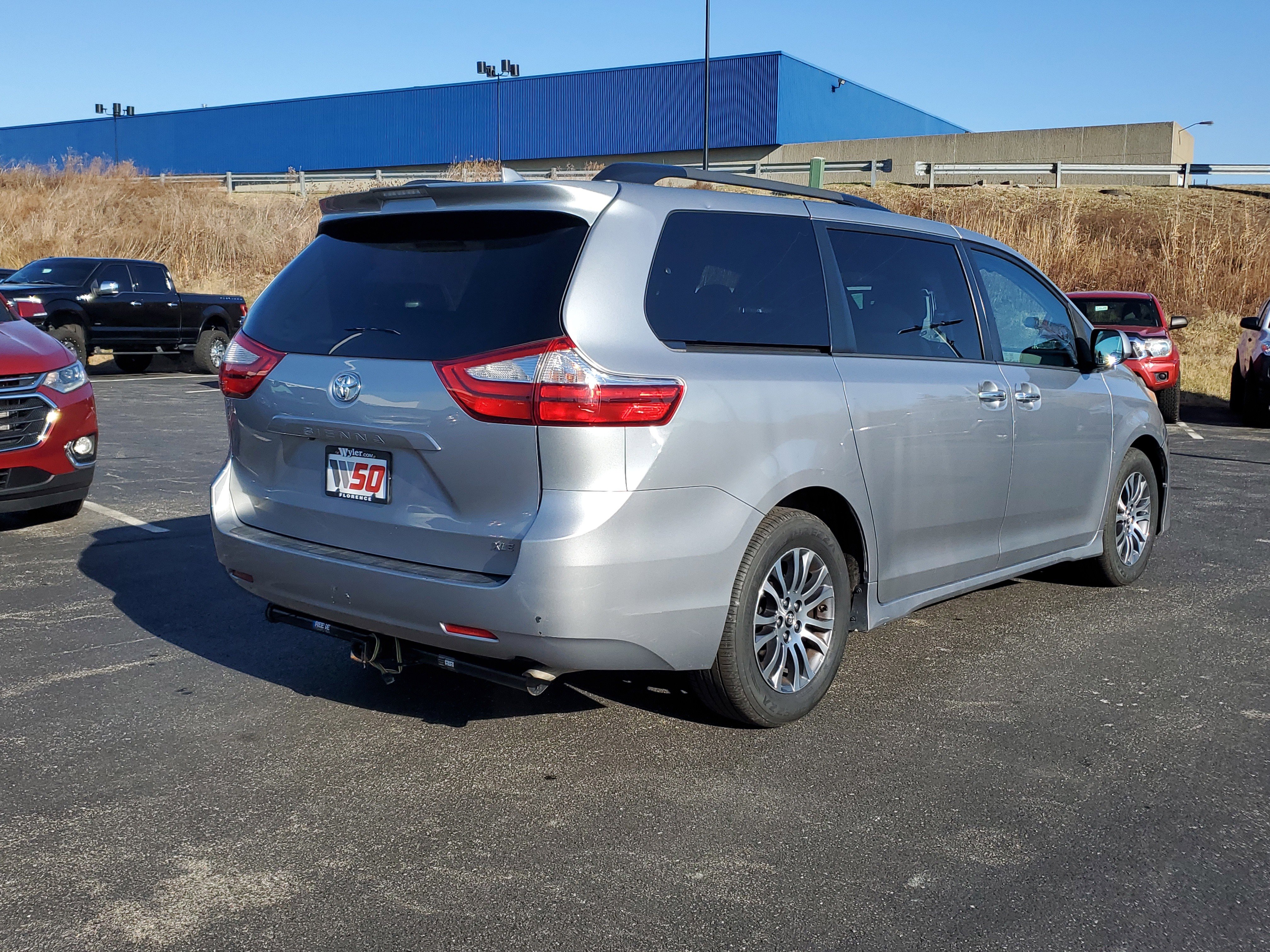 Used 2018 Toyota Sienna XLE image 4