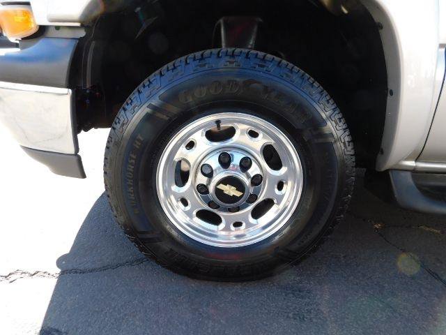 Used 2004 Chevrolet Suburban 2500 LS w/ Preferred Equipment Group image 9