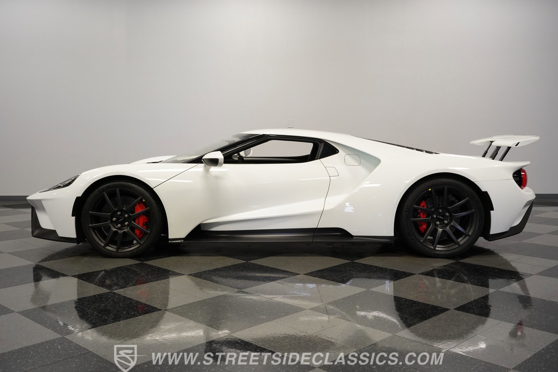 Used 2017 Ford GT RWD image 2