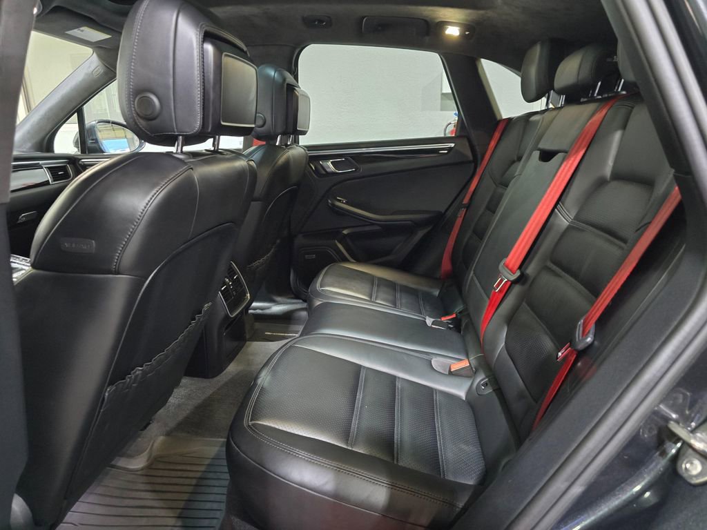 Used 2017 Porsche Macan Turbo image 28