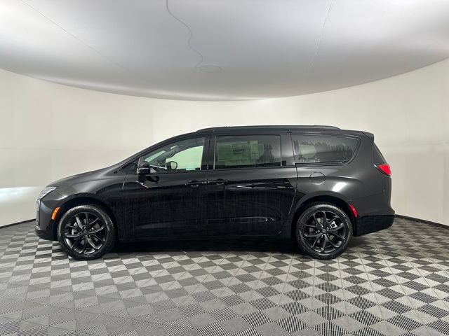 New 2027 Chrysler Pacifica Limited w/ S Appearance Package AWD/4WD image 3