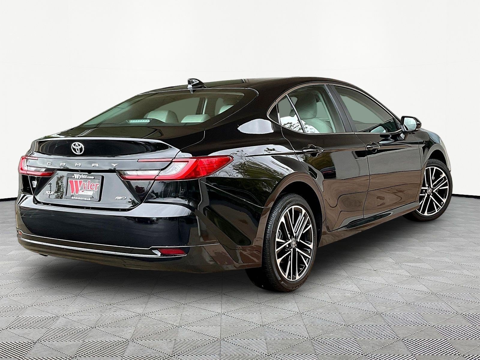 Used 2025 Toyota Camry XLE AWD/4WD image 6