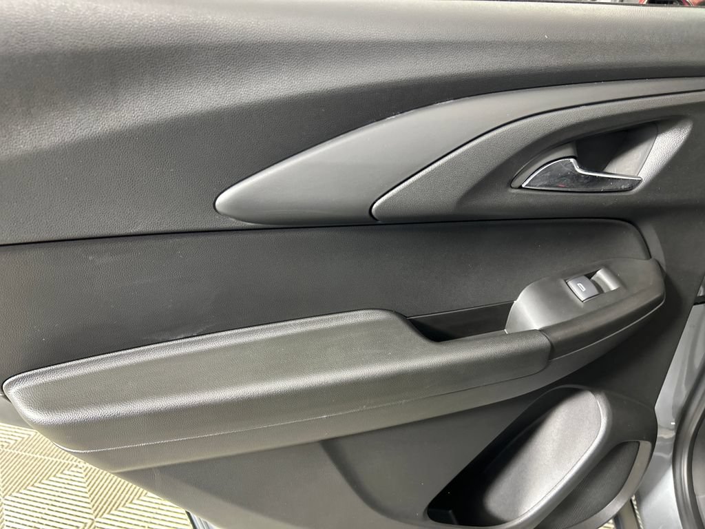 Used 2024 Chevrolet TrailBlazer RS w/ Convenience Package FWD image 16