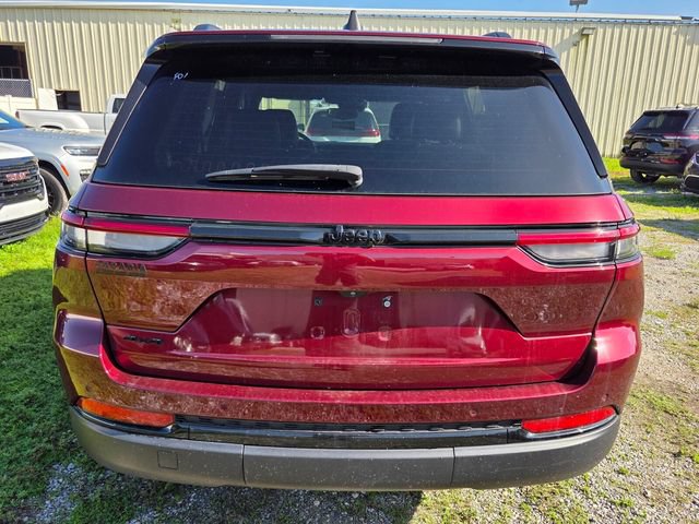 Used 2024 Jeep Grand Cherokee Altitude AWD/4WD image 5