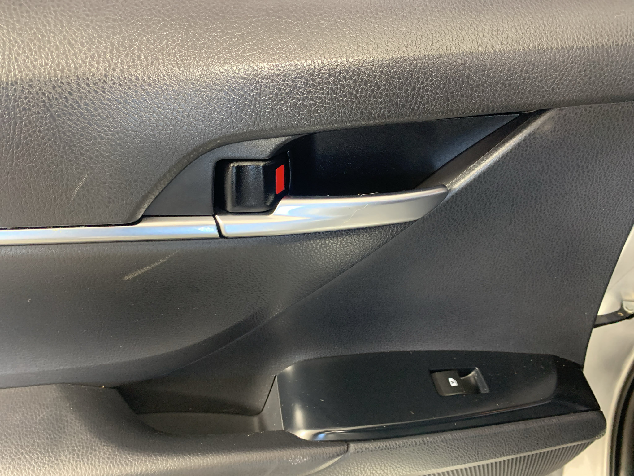 Used 2018 Toyota Camry SE FWD image 28