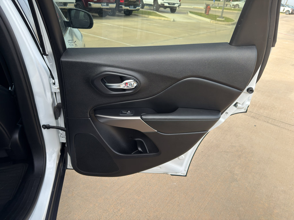 Used 2020 Jeep Cherokee Latitude Plus image 23