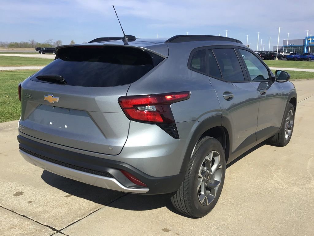 Used 2025 Chevrolet Trax LT w/ LT Convenience Package image 6