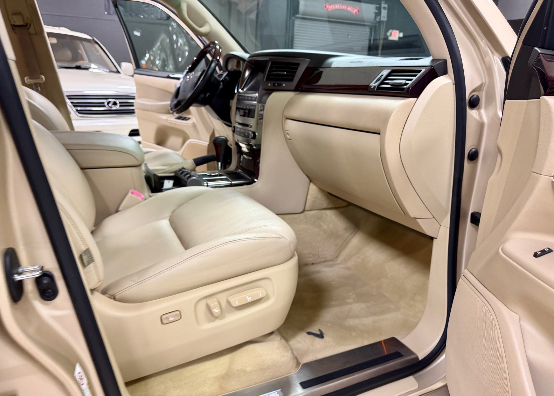 Used 2011 Lexus LX 570 4WD w/ Luxury Pkg w/Pre-crash image 30
