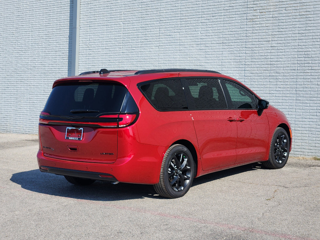New 2026 Chrysler Pacifica Limited w/ S Appearance Package image 4