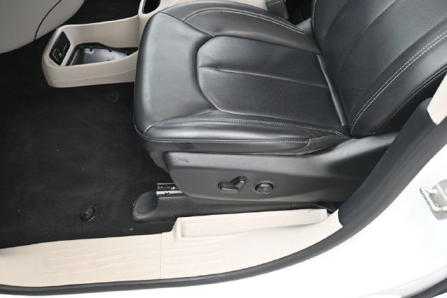 Used 2023 Chrysler Pacifica Touring-L FWD image 13