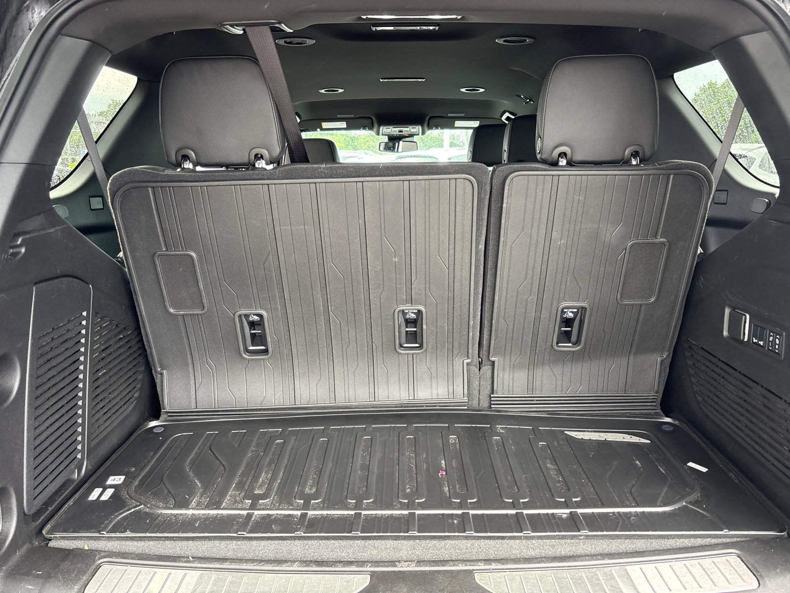Used 2025 GMC Yukon Denali w/ LPO, Floor Liner Package AWD/4WD image 9