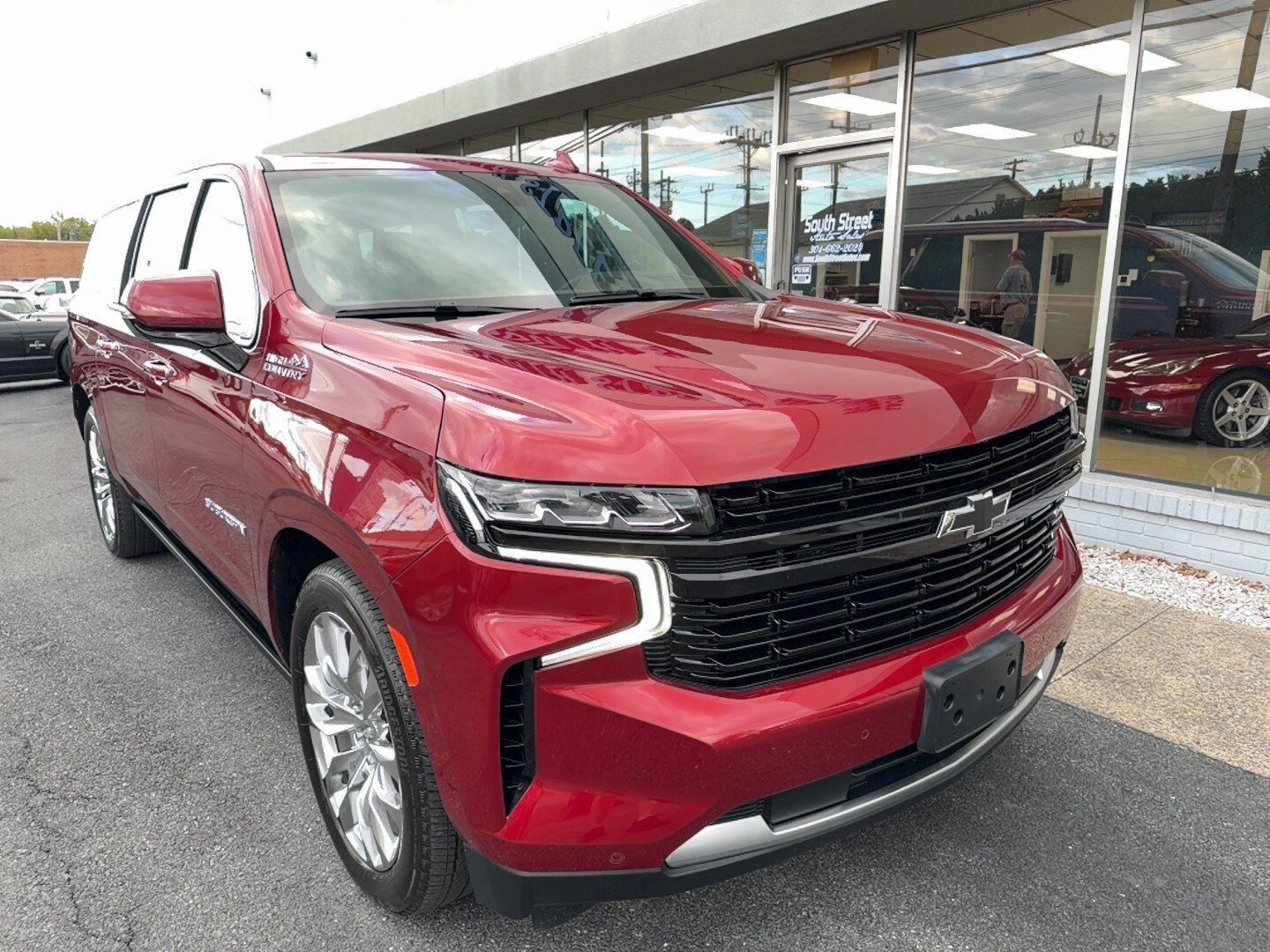 Used 2022 Chevrolet Suburban High Country w/ LPO, Illumination Package AWD/4WD image 3