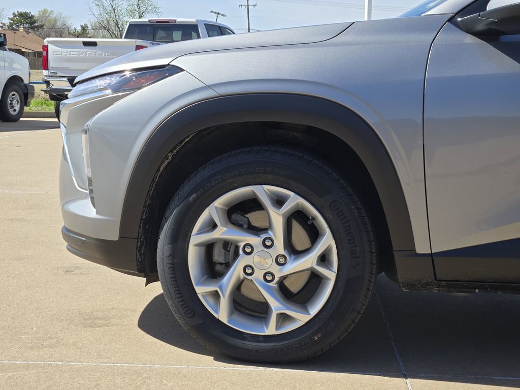 Used 2025 Chevrolet Trax LS w/ LS Convenience Package image 29