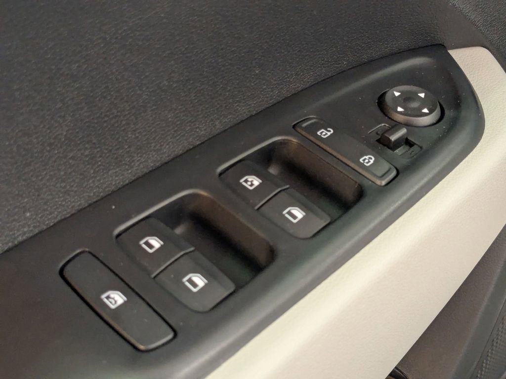 Used 2025 Hyundai Venue SEL image 15