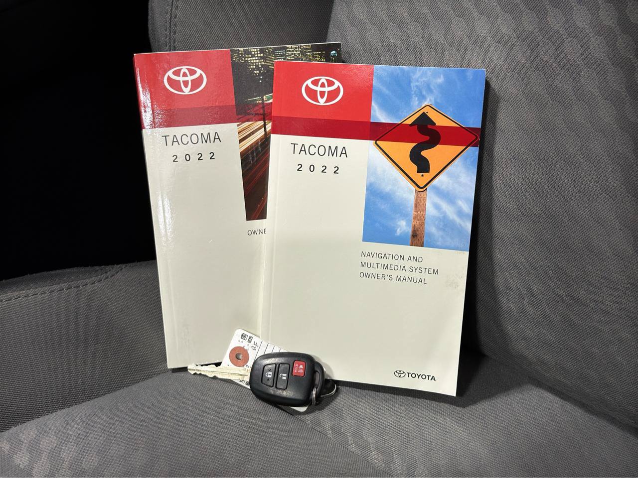 Used 2022 Toyota Tacoma SR AWD/4WD image 31
