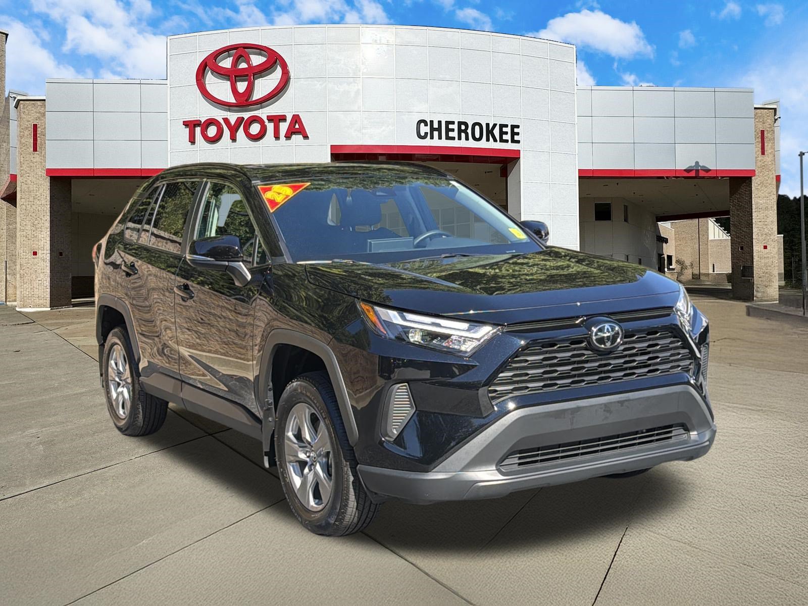 Used 2025 Toyota RAV4 XLE w/ Convenience Package FWD image 3