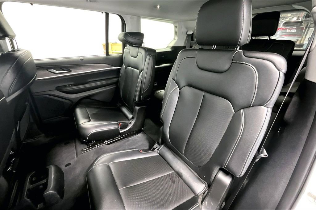 Used 2023 Jeep Grand Cherokee L Limited w/ Luxury Tech Group II RWD image 36