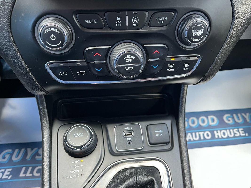 Used 2019 Jeep Cherokee Limited image 16