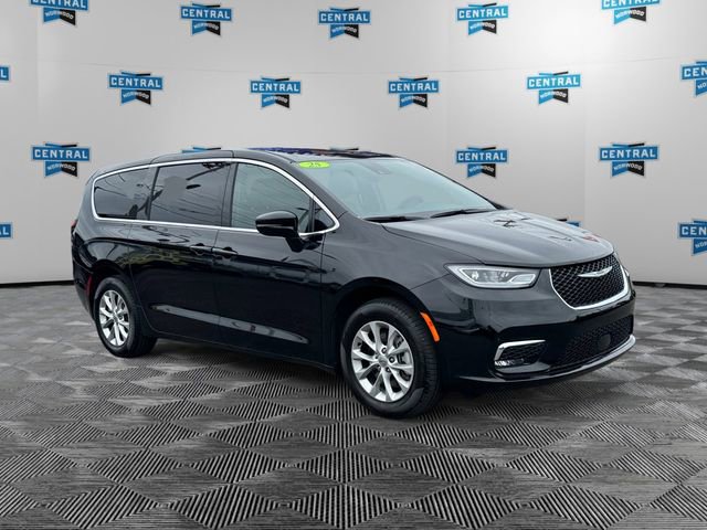 Certified 2025 Chrysler Pacifica Select image 8