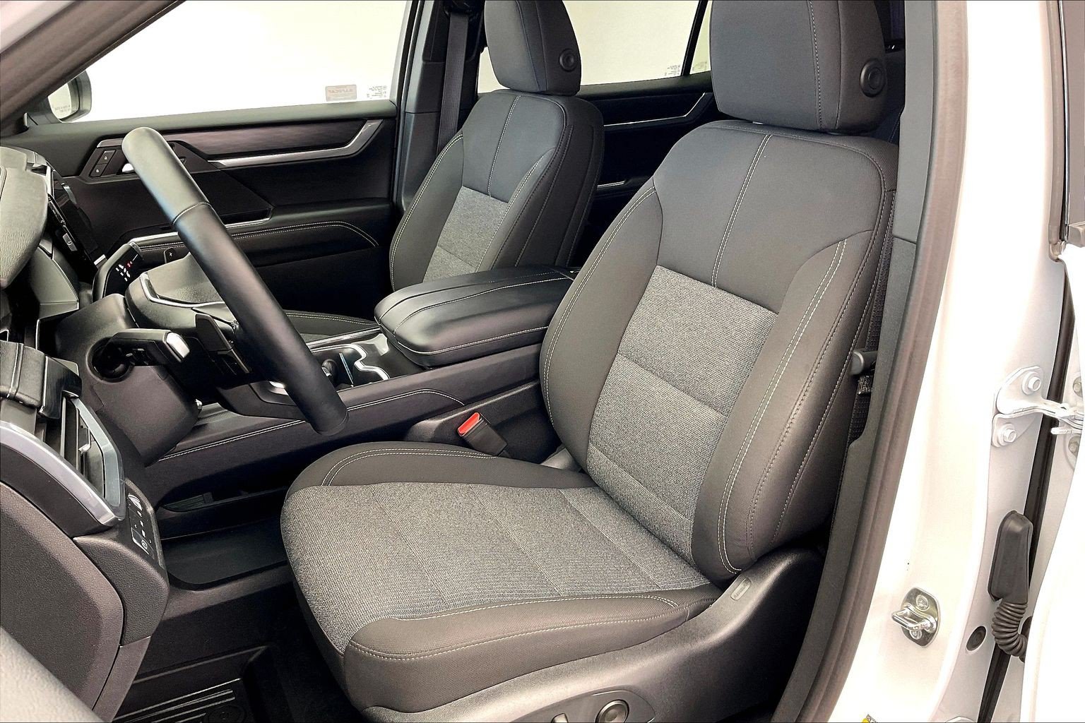 Used 2026 GMC Acadia Elevation w/ LPO, Floor Liner Package AWD/4WD image 17