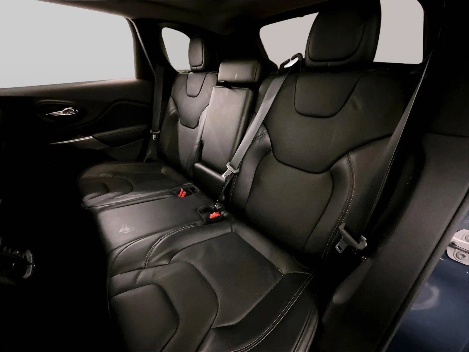 Used 2019 Jeep Cherokee Limited image 25