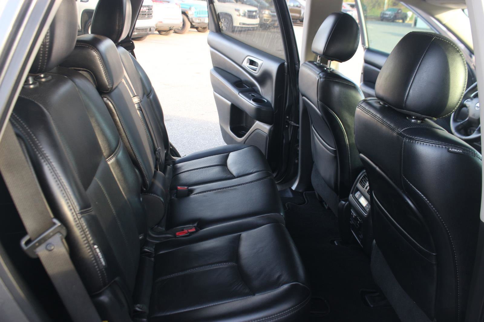 Used 2020 Nissan Pathfinder Platinum image 39