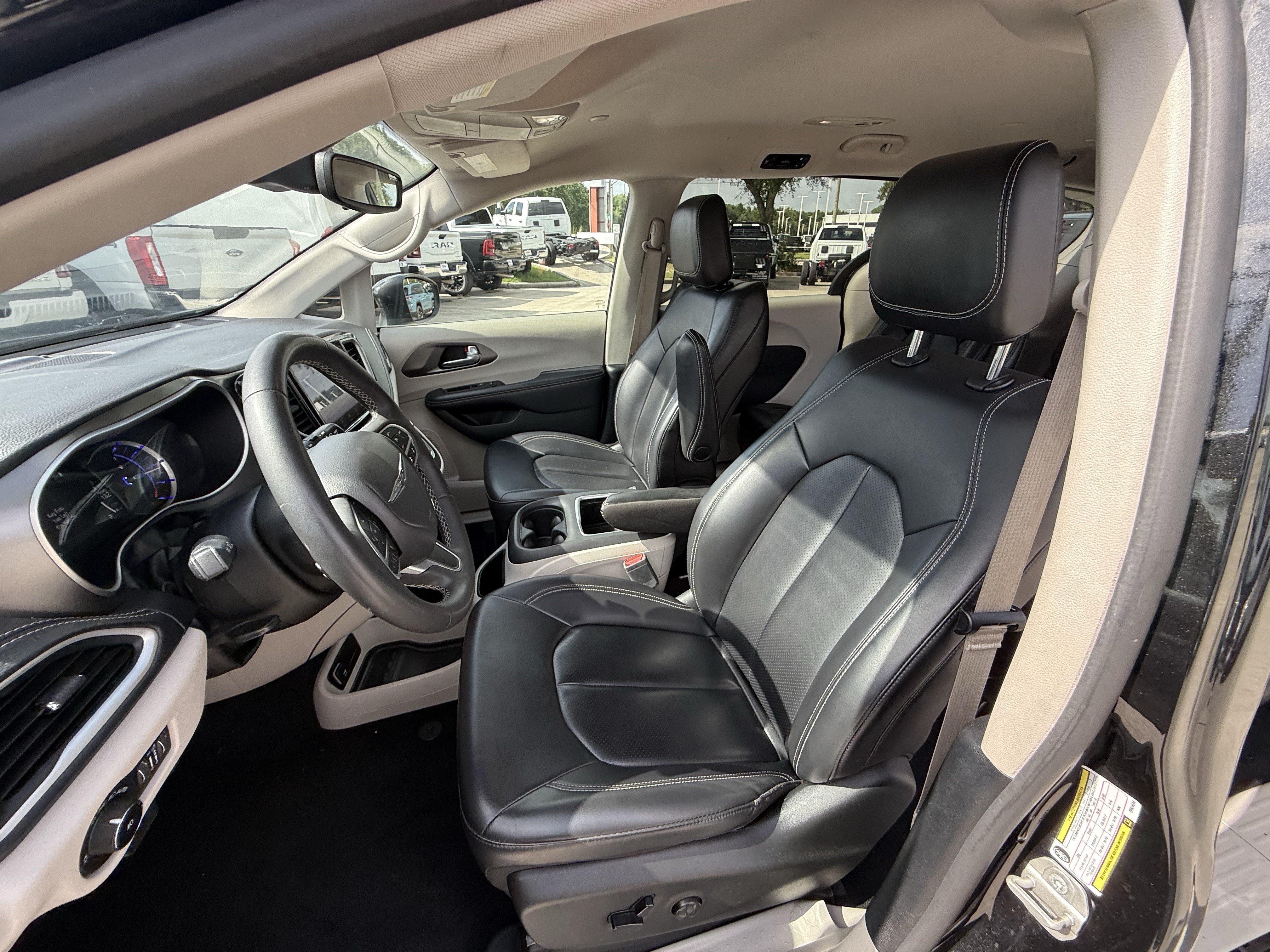 Used 2023 Chrysler Pacifica Touring-L FWD image 27