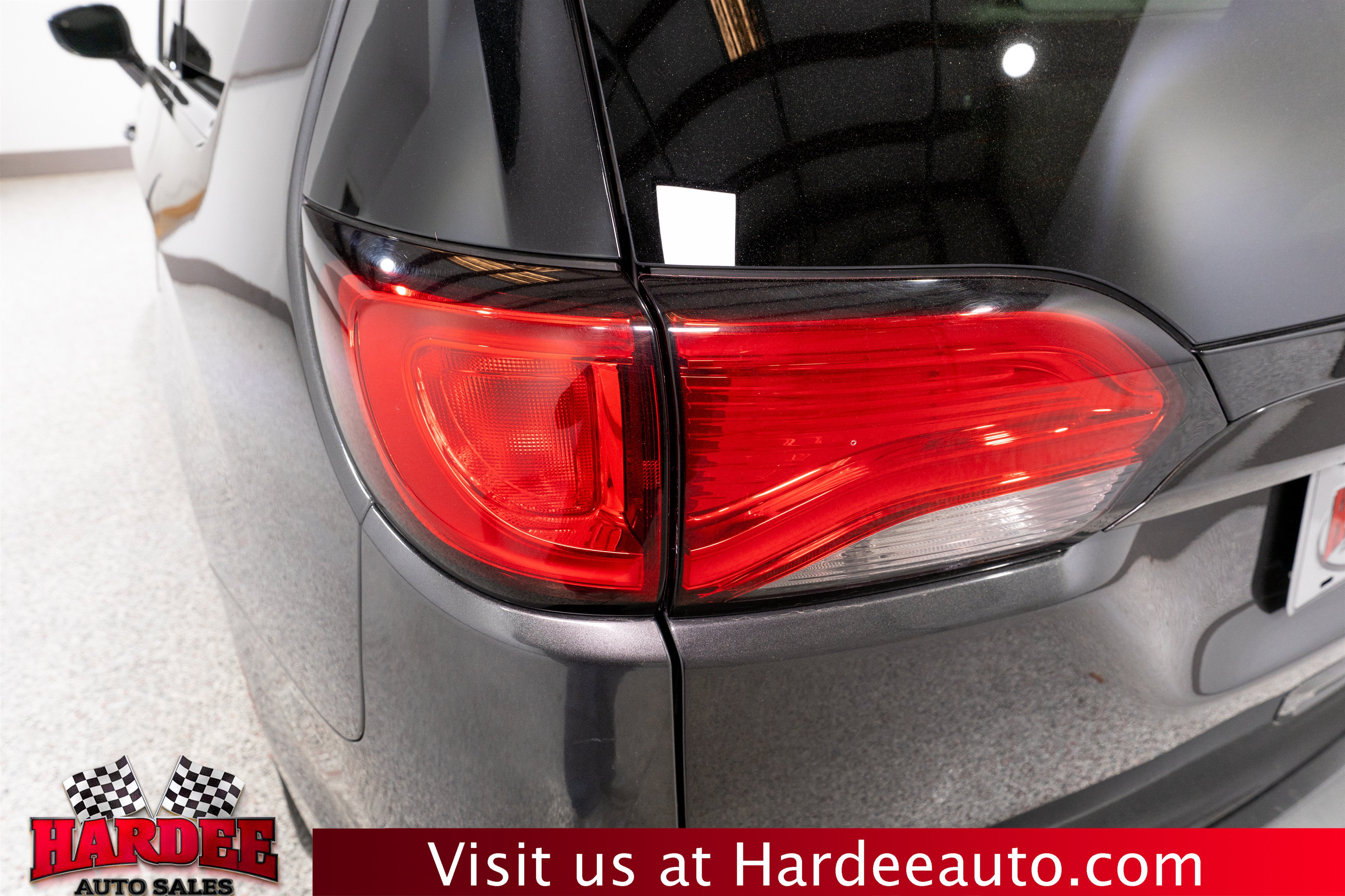 Used 2019 Chrysler Pacifica Limited w/ Tire & Wheel Group FWD image 9
