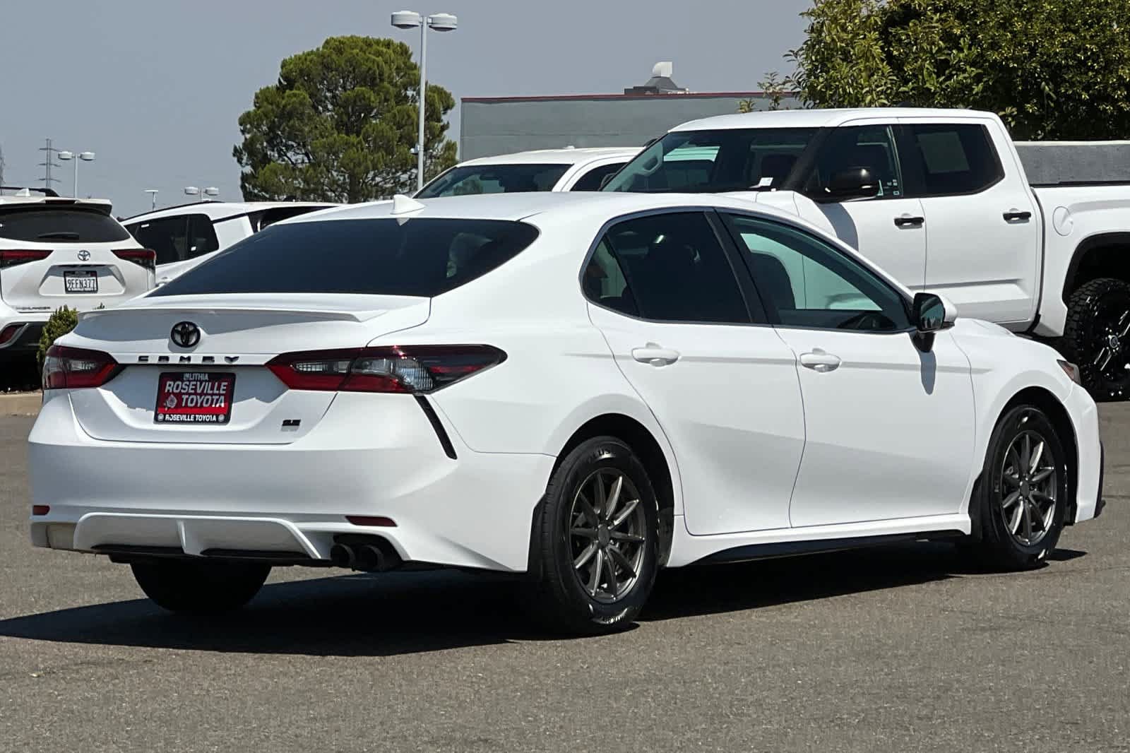 Used 2022 Toyota Camry SE FWD image 2