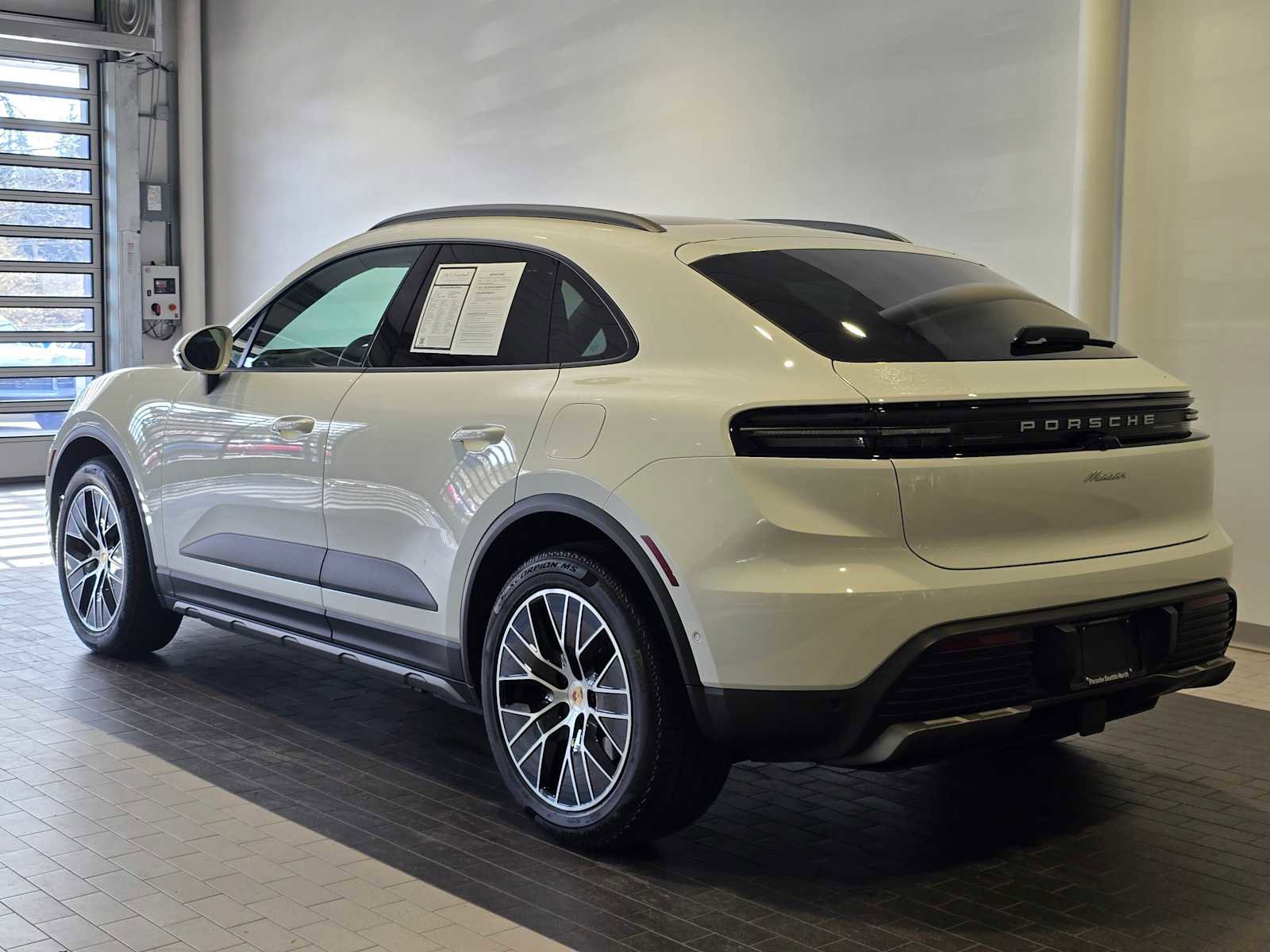 Used 2025 Porsche Macan Electric image 5