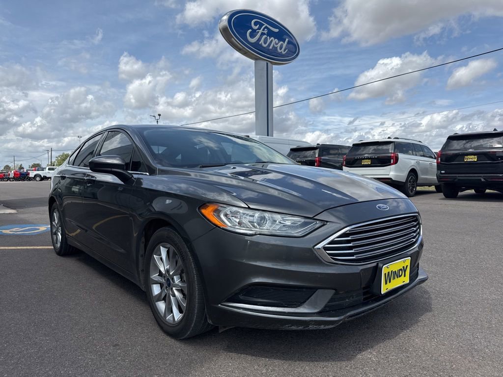 Used 2017 Ford Fusion SE w/ Fusion SE Technology Package FWD image 4