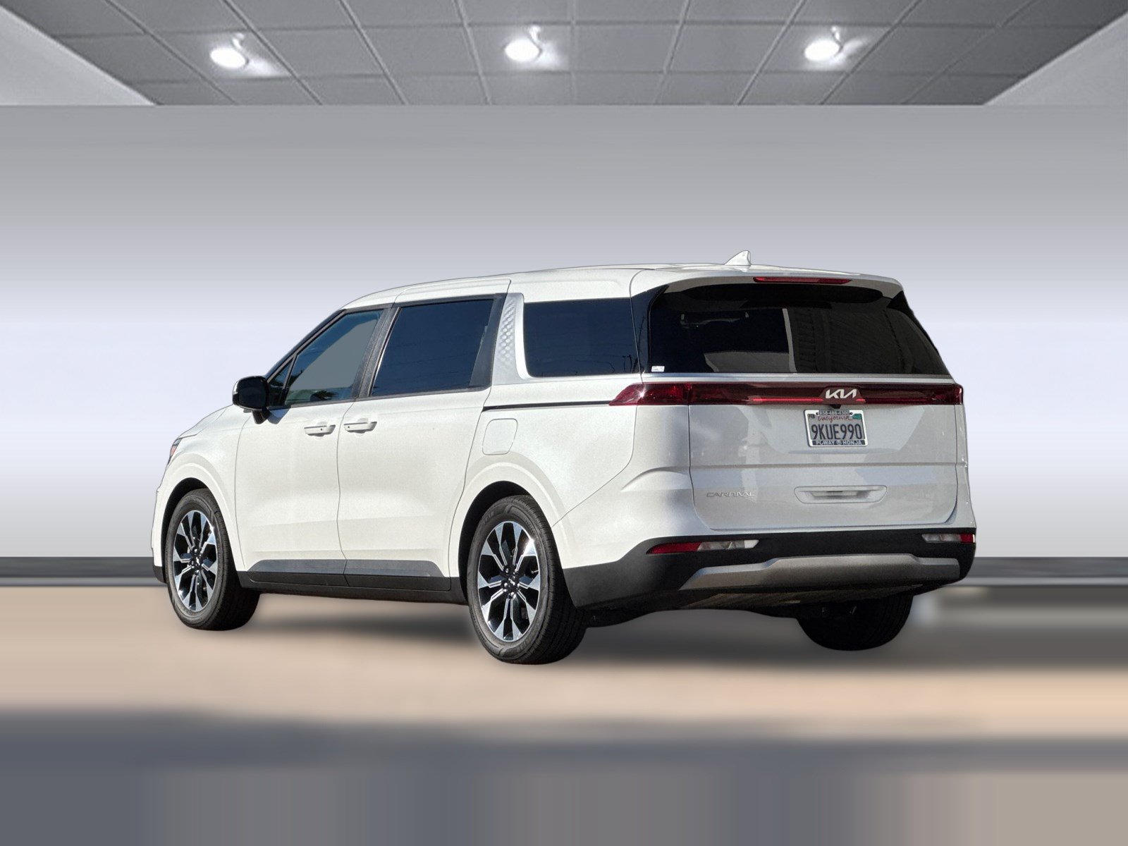 Used 2024 Kia Carnival EX FWD image 3