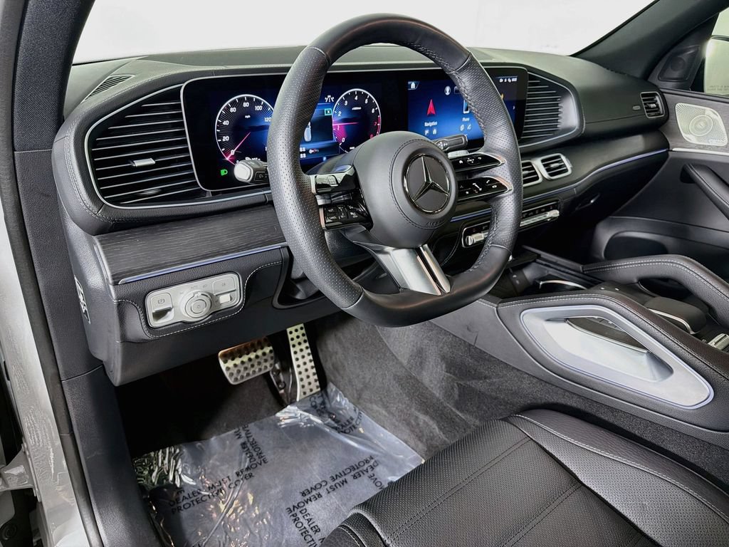 Used 2025 Mercedes-Benz GLS 580 4MATIC image 9