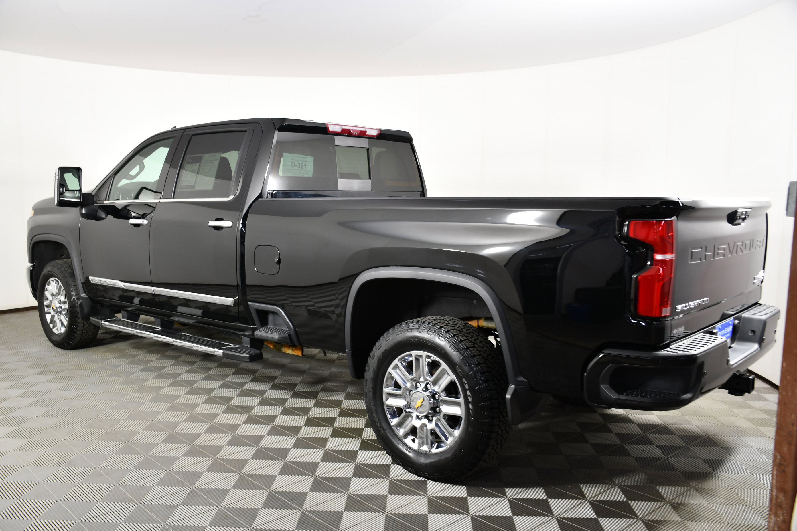 Used 2024 Chevrolet Silverado 3500 High Country w/ High Country Premium Package AWD/4WD image 8