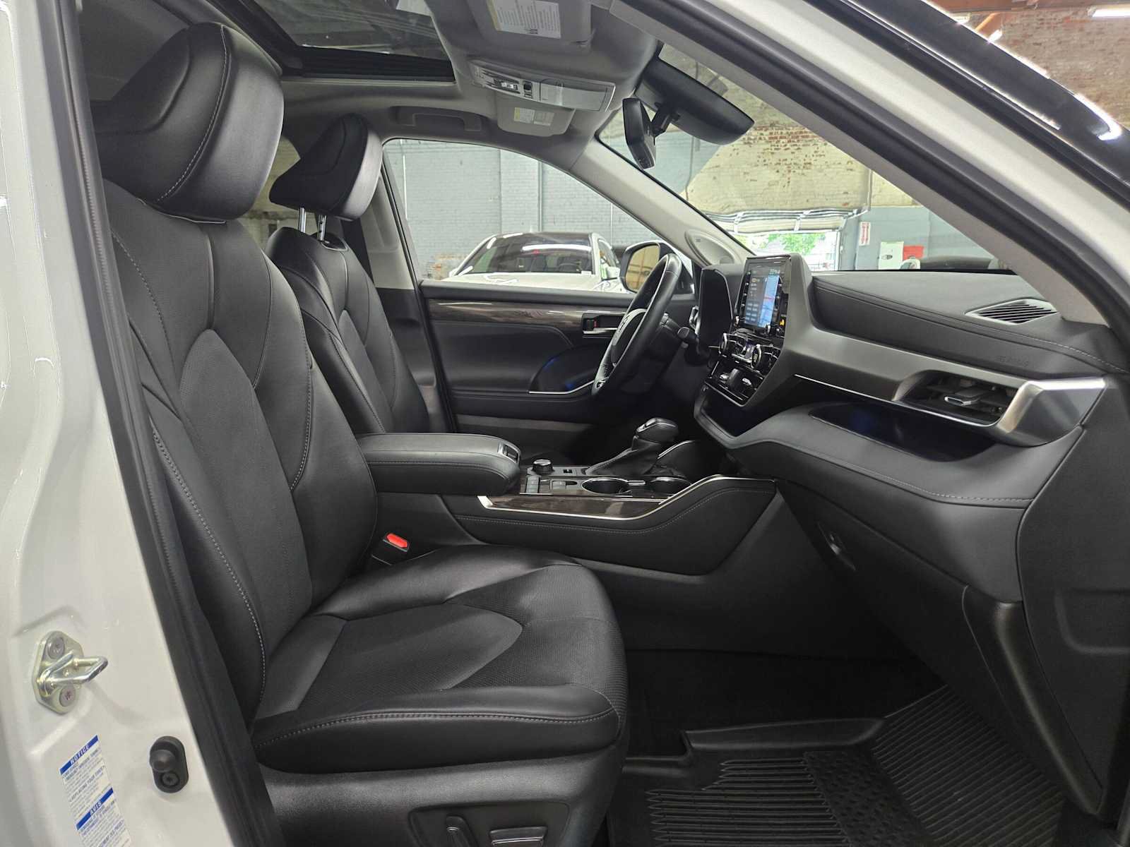Used 2022 Toyota Highlander Limited AWD/4WD image 11