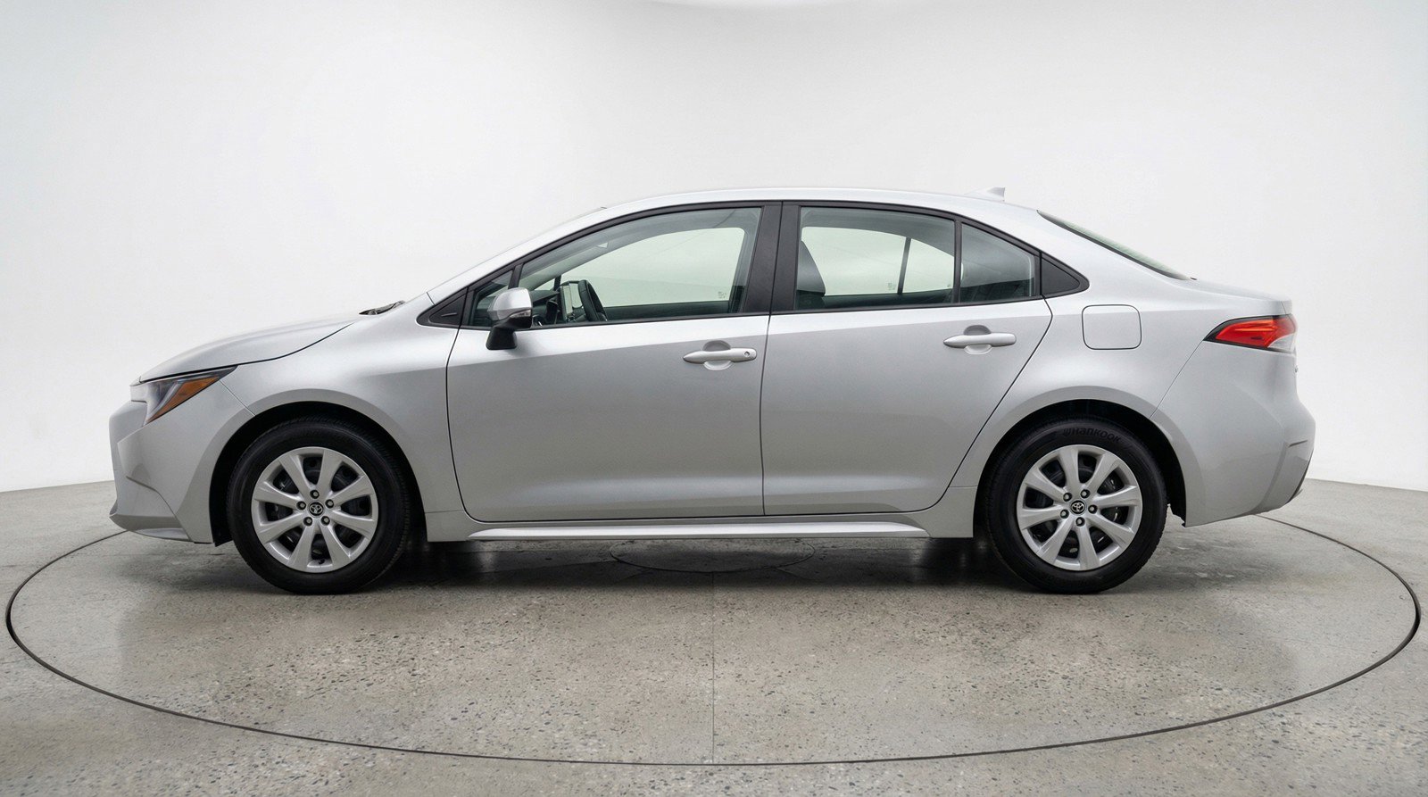 Used 2025 Toyota Corolla LE FWD image 5