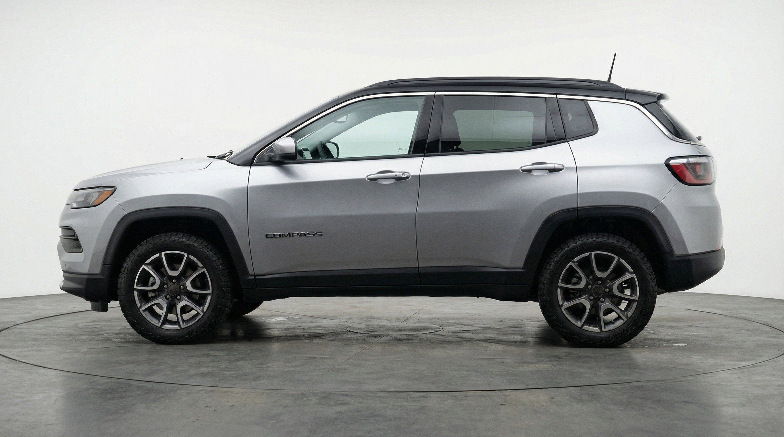 Used 2025 Jeep Compass Trailhawk AWD/4WD image 5