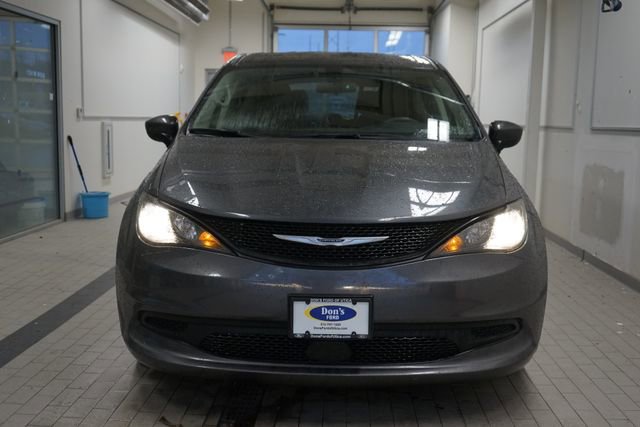 Used 2022 Chrysler Voyager LX image 8