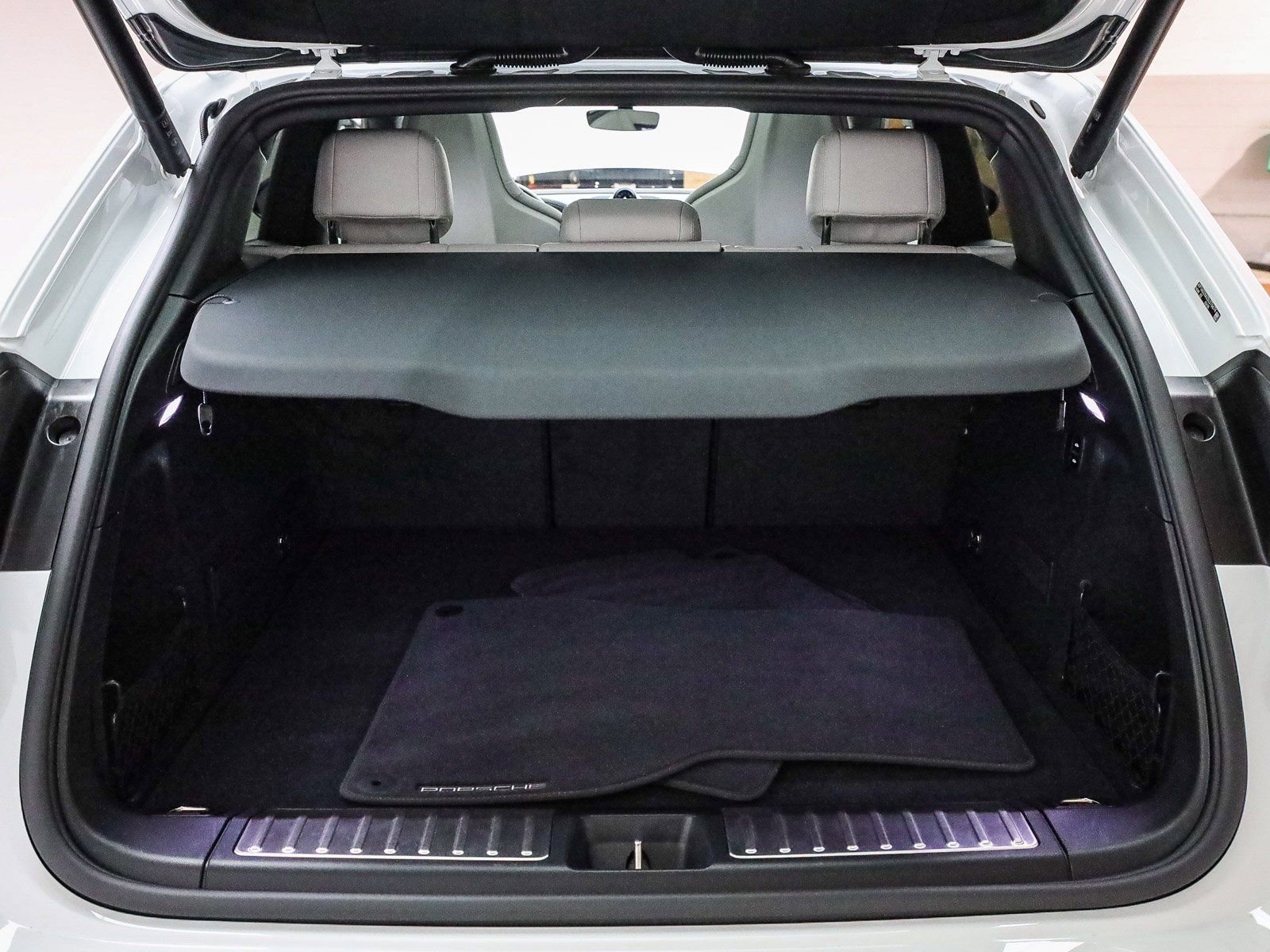 Certified 2025 Porsche Macan Electric image 30