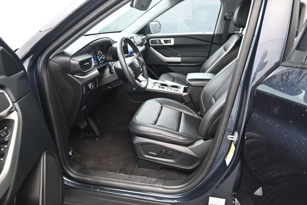 Used 2023 Ford Explorer XLT w/ Equipment Group 202A AWD/4WD image 16