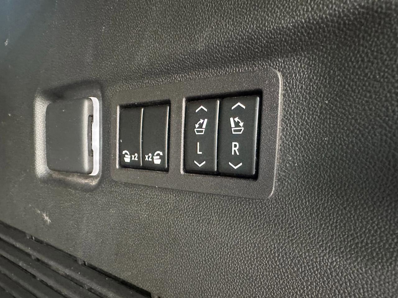 Used 2023 GMC Yukon XL AT4 image 39