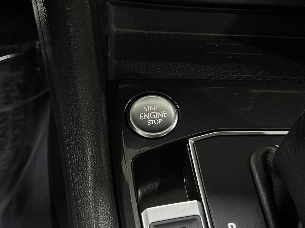 Used 2021 Volkswagen Tiguan SE w/ Panoramic Sunroof Package image 19