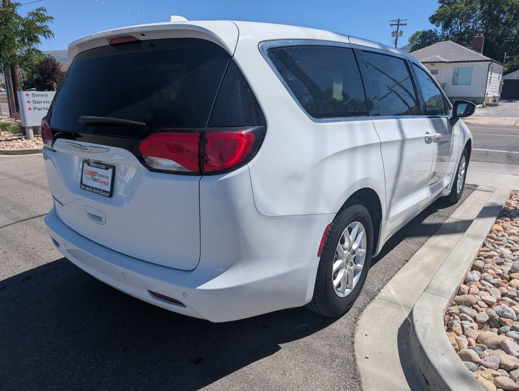 Used 2017 Chrysler Pacifica LX FWD image 4