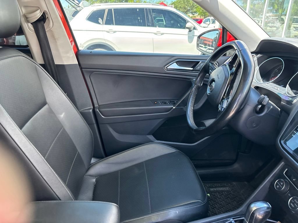 Used 2018 Volkswagen Tiguan SE w/ Panoramic Sunroof Package FWD image 12